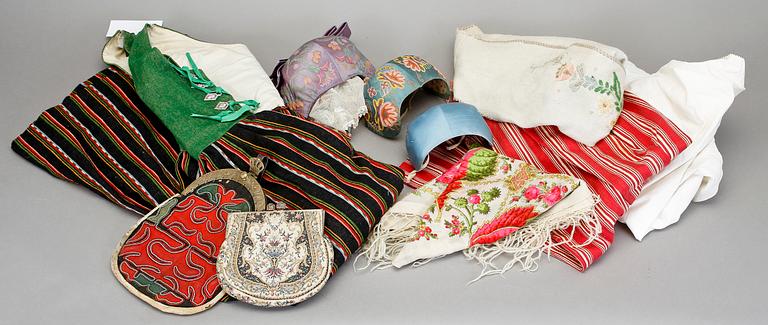 PARTI DRÄKTDELAR, ca 10 delar. 1800/1900-tal.