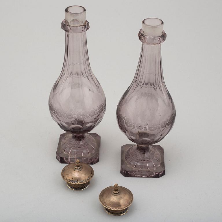 KARAFFINER, ett par, glas, med proppar av silver, sengustavianska, 1815.