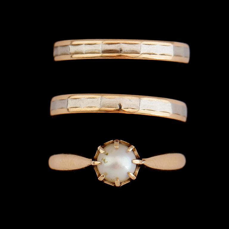 RINGAR, 3 st, 18 k guld och vitguld samt pärla, 1900-talets mitt. Total vikt ca 9 g.