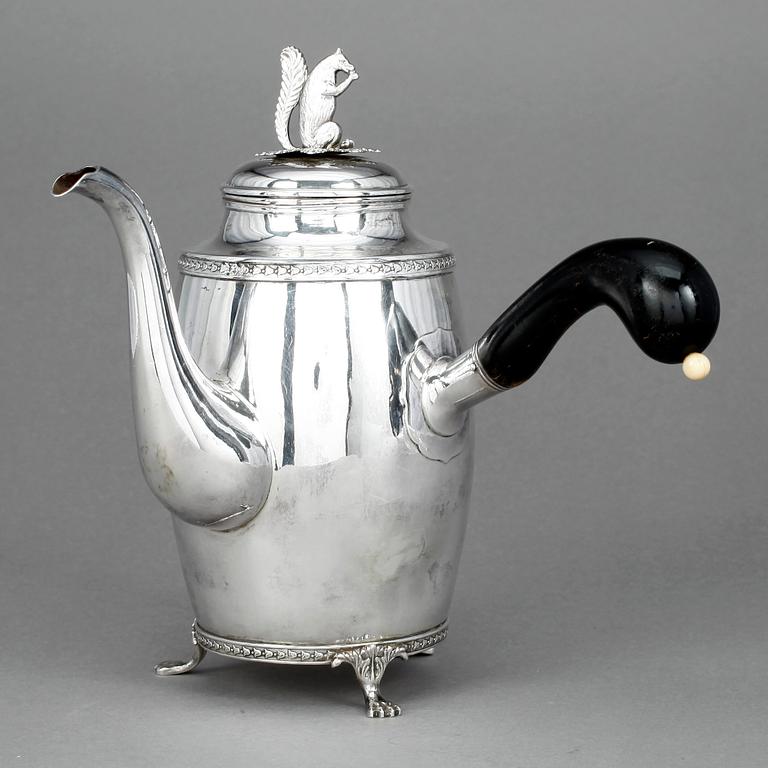 KAFFEKANNA, silver, empire, Johan Petter Grönvall, Stockholm 1819. Vikt 528 gram.