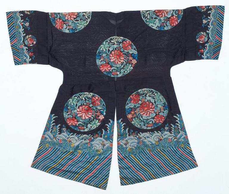 ROBE, silk. Height 124 cm. China around 1900.