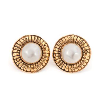 CHANEL, a pair of decorative pearl and gold metal clip earings.