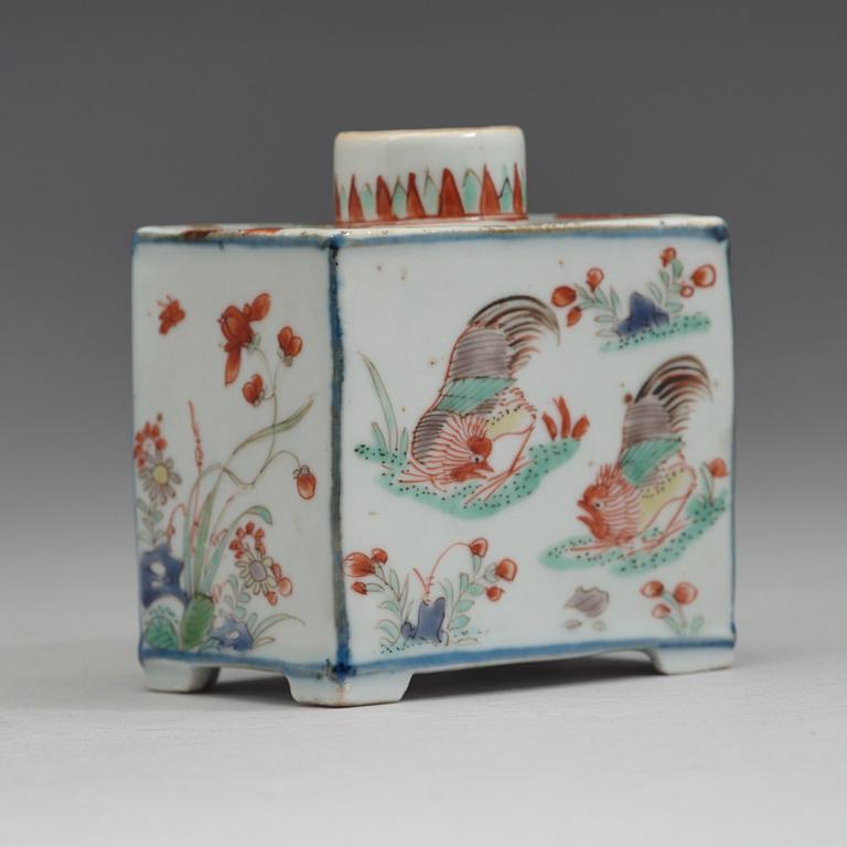 A famille verte porcelain tea caddy, Qing dynasty, Kangxi (1662-1722).