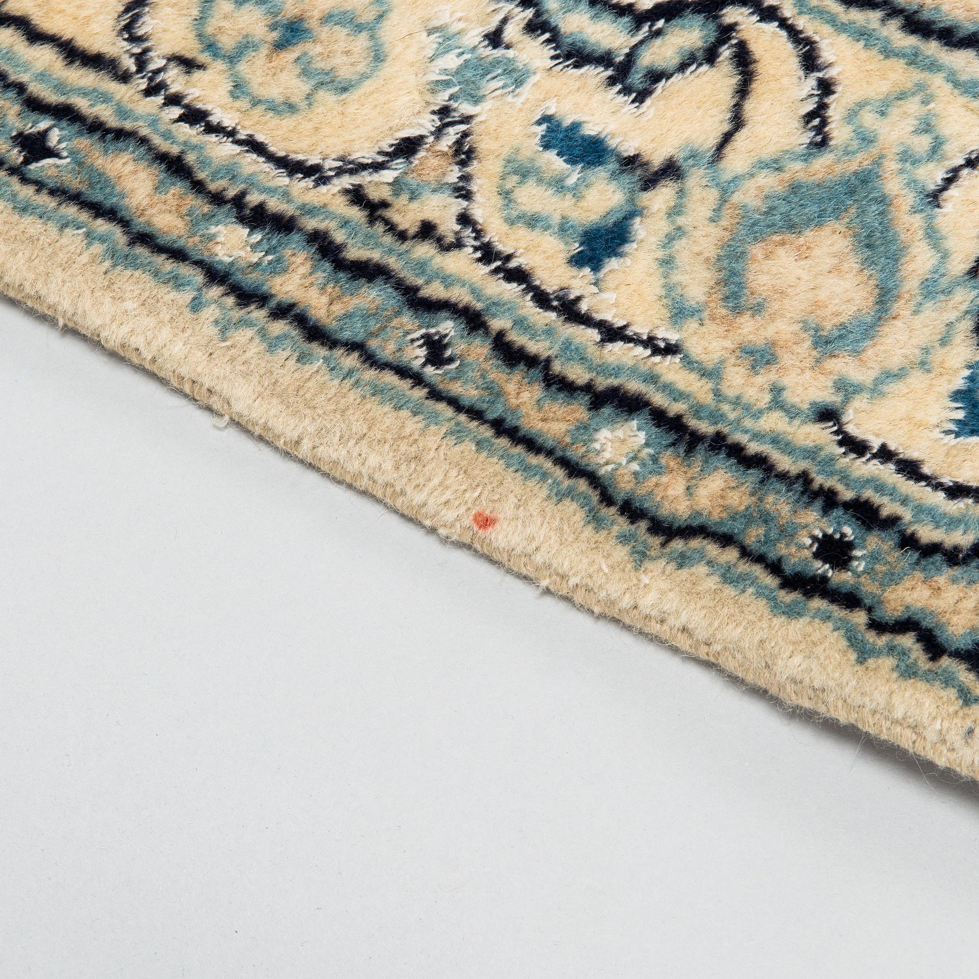 A carpet, Nain Part Silk. Ca 185 x 123 cm.