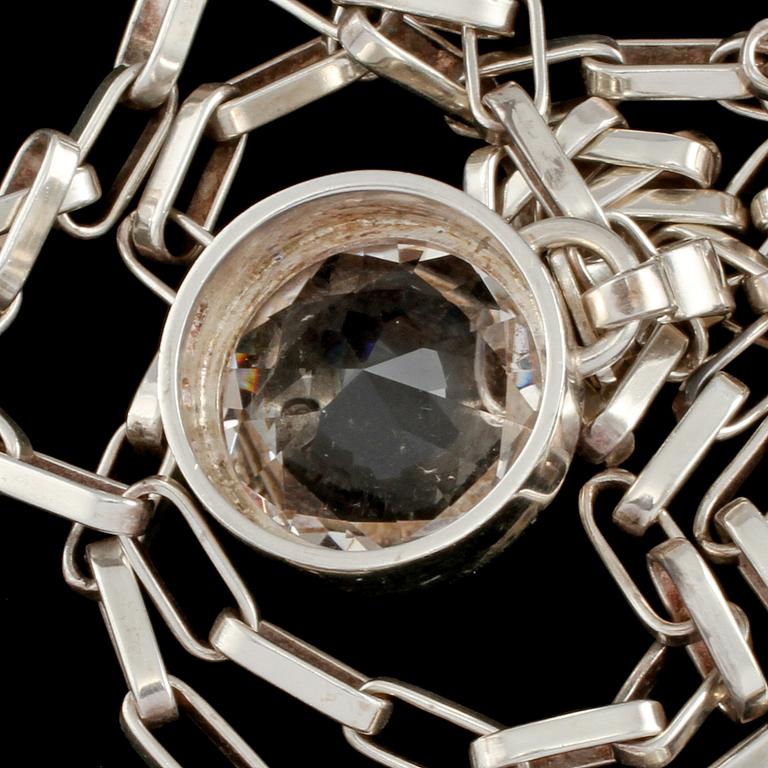HÄNGE, sterlingsilver med fasettslipad bergkristall, anders Högberg, Göteborg, 1995. Vikt 52 g.