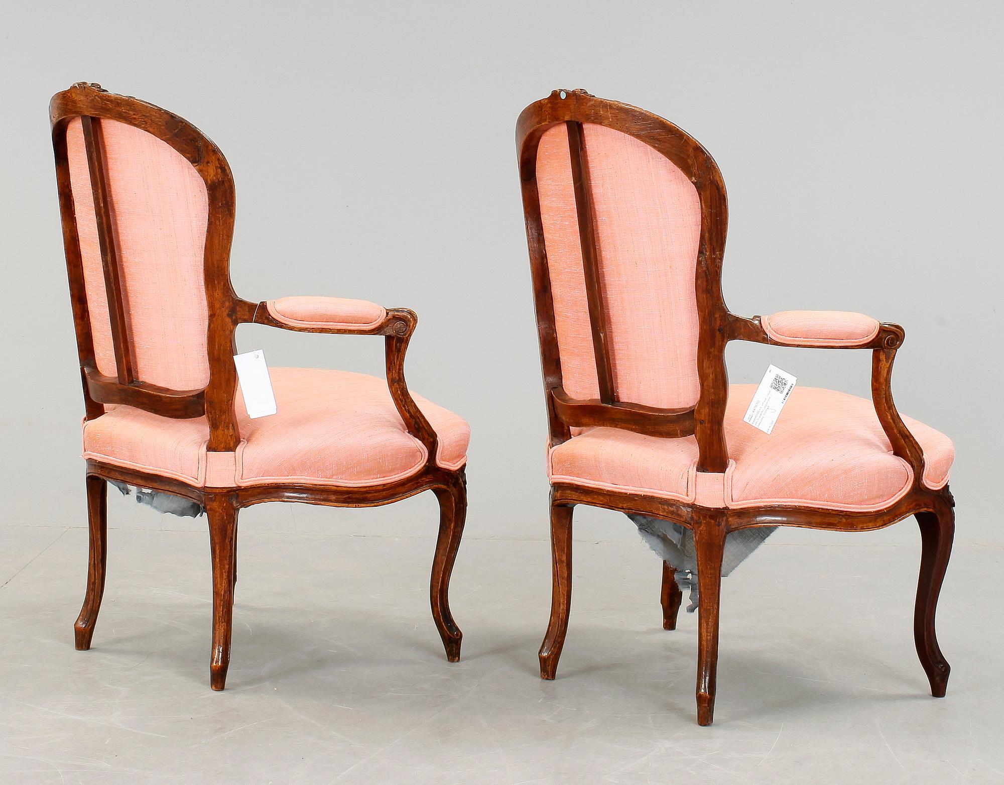 KARMSTOLAR, ett par, Louis XV, signerade J Delaunay (verksam 1764-1778), Paris, Frankrike.