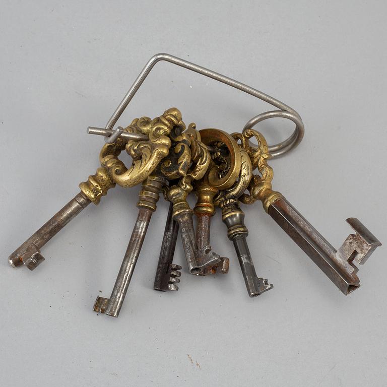 Seven iron and brass keys, 18th/19th century.