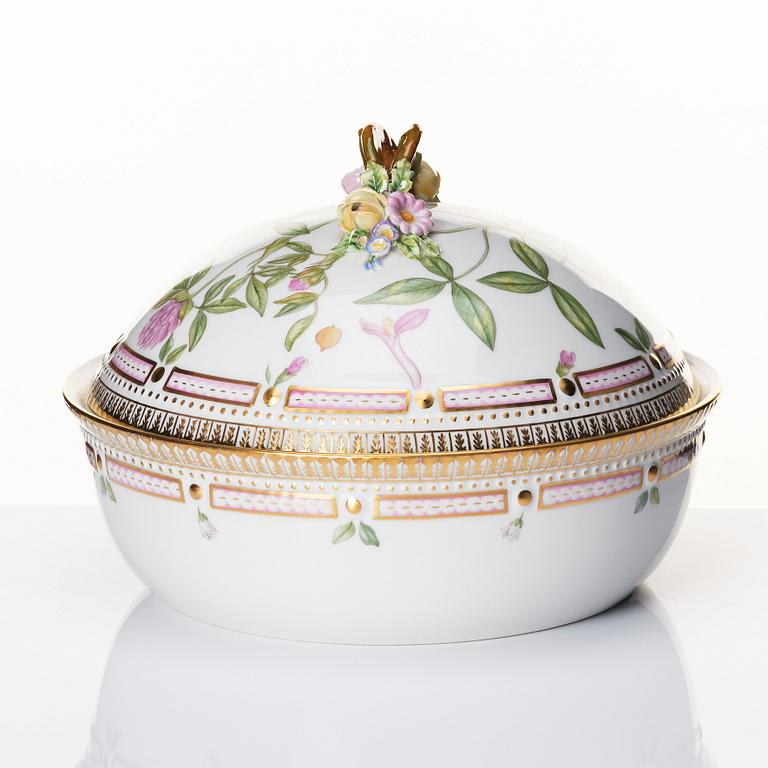 Karott med lock, porslin. Royal Copenhagen, "Flora Danica", Danmark, 1900-tal.
