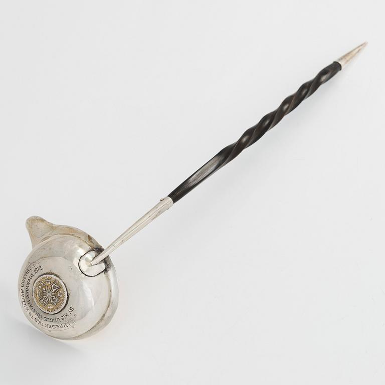Henrik Christian Stockfleth, suolakkopari, hopeaa, Kööpenhamina 1830, ja punssikauha, hopeaa, Lontoo 1801,.