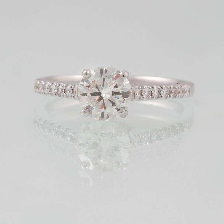 RING, 18K vitguld med briljantslipad diamant ca 1.01 ct. Vikt 3,3 gram.