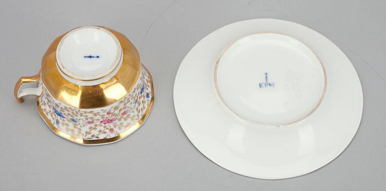KOPP MED FAT, porslin, Berlin, Tyskland 1830/1840-tal.