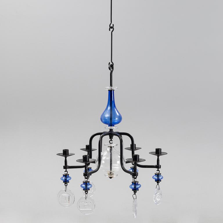 Erik Höglund, ljuskrona samt ljusstakar, ett par, glas och järnsmide.