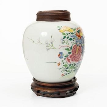 A porcelain pot with wooden cover and stand, China, Qing dynasty, 19th century.