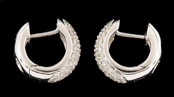 ÖRHANGEN, ett par, 18k vitguld och briljanter, totalt 1,8 carat. Vikt 5,2 g.