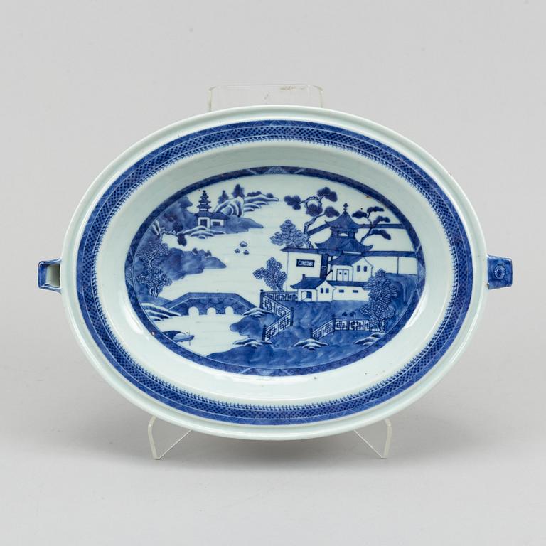 A blue and white hot water dish, Qing dynasty, 19th century.