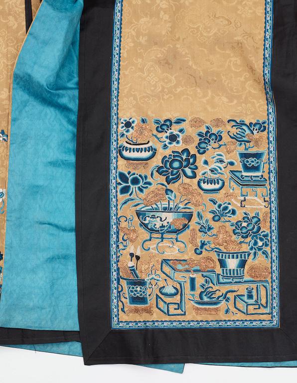 ROBE AND SKIRT, silk. The height of the robe is 64 cm, the height of the skirt 93 cm. China the beginning of the 20th century.