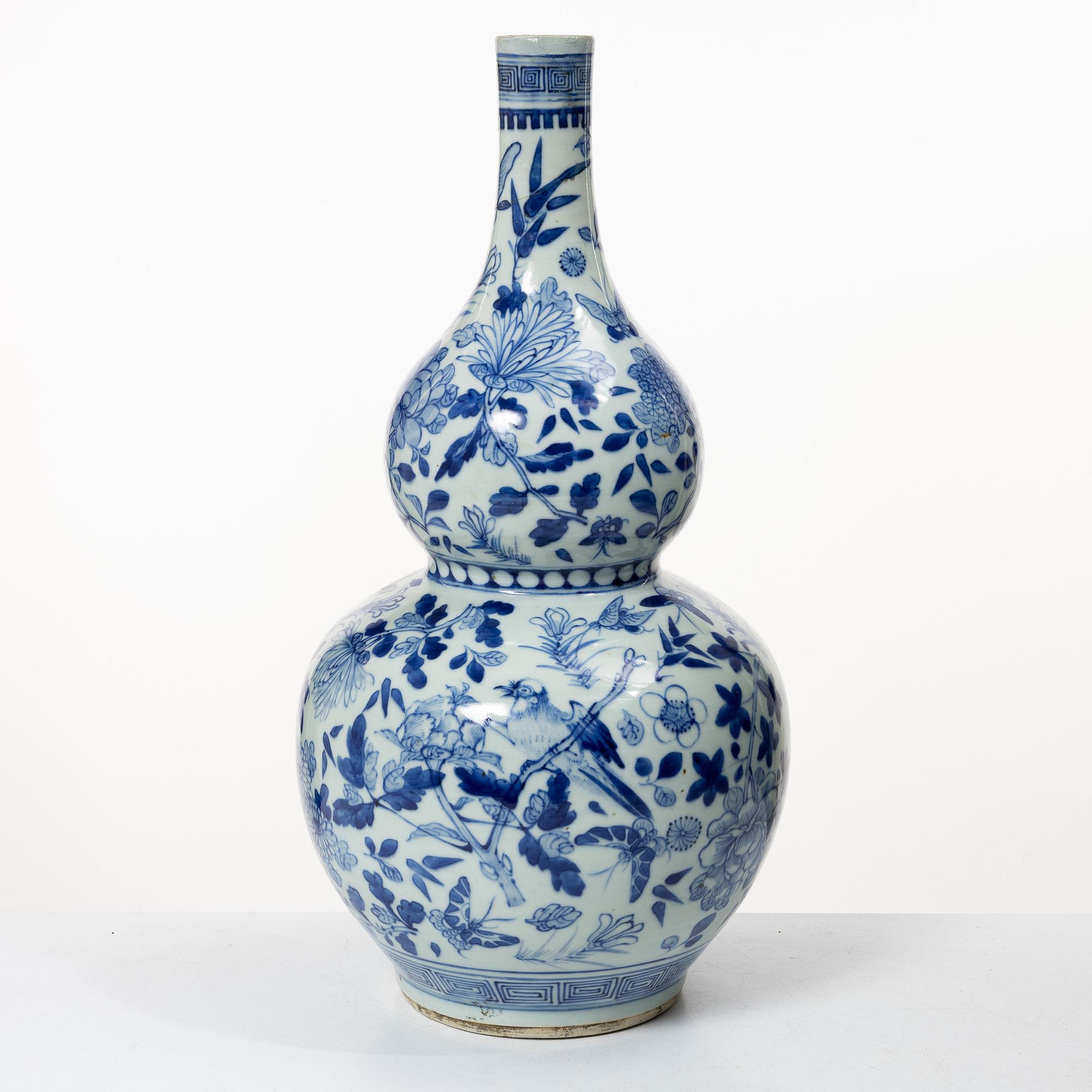 A blue and white kalebass shaped vase, Qing dynasty, 19th century.