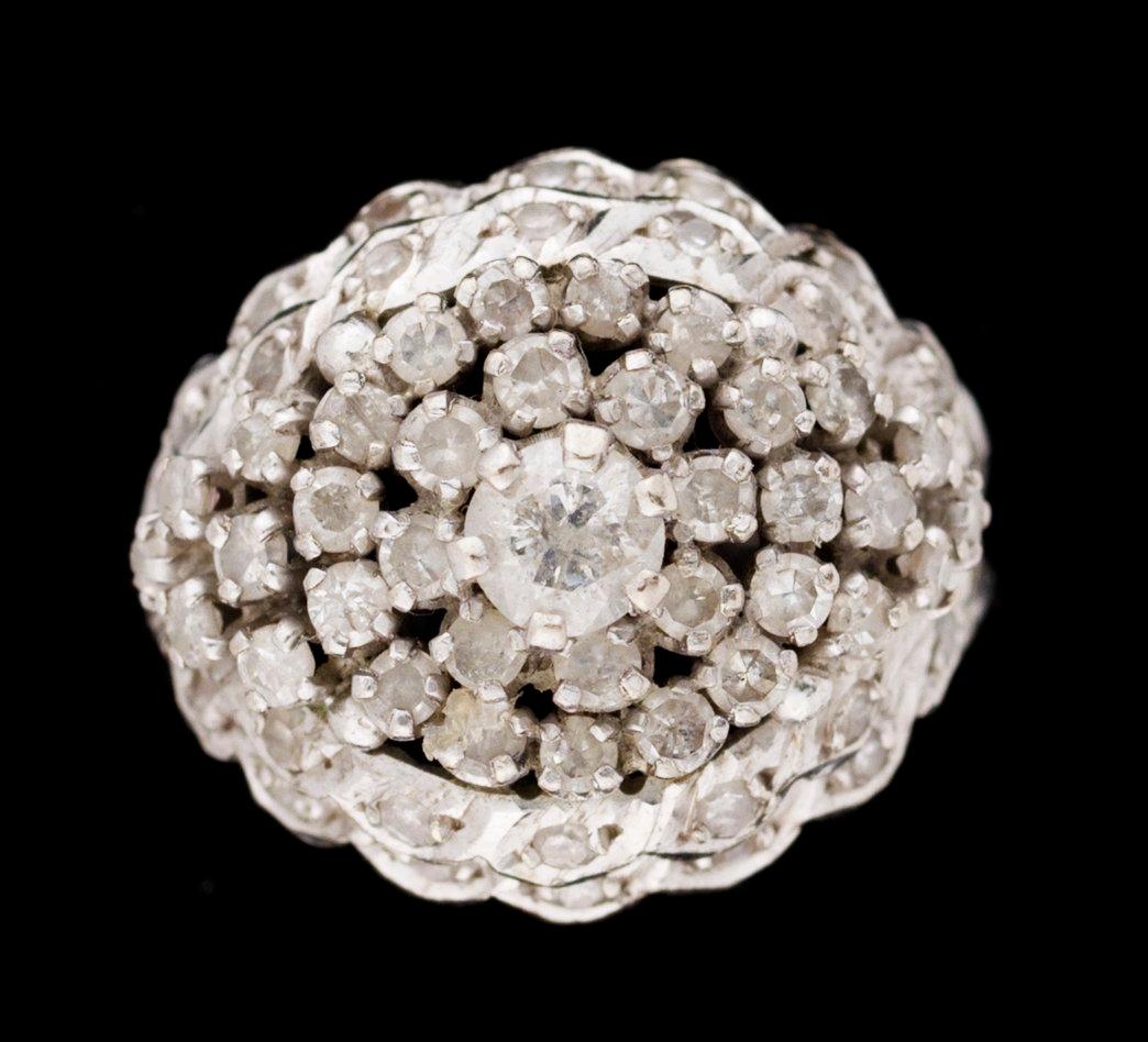 RING, vitguld med diamanter.