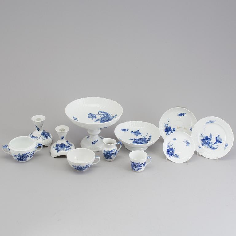 MOCCA/TESERVIS, 23 delar, porslin, "Blå blomst", Kunglig Dansk, 1900-talets andra hälft.