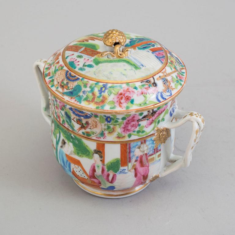 A famille rose porcelain sugerbowl with cover, Canton, Qing dynasty, 19th century.