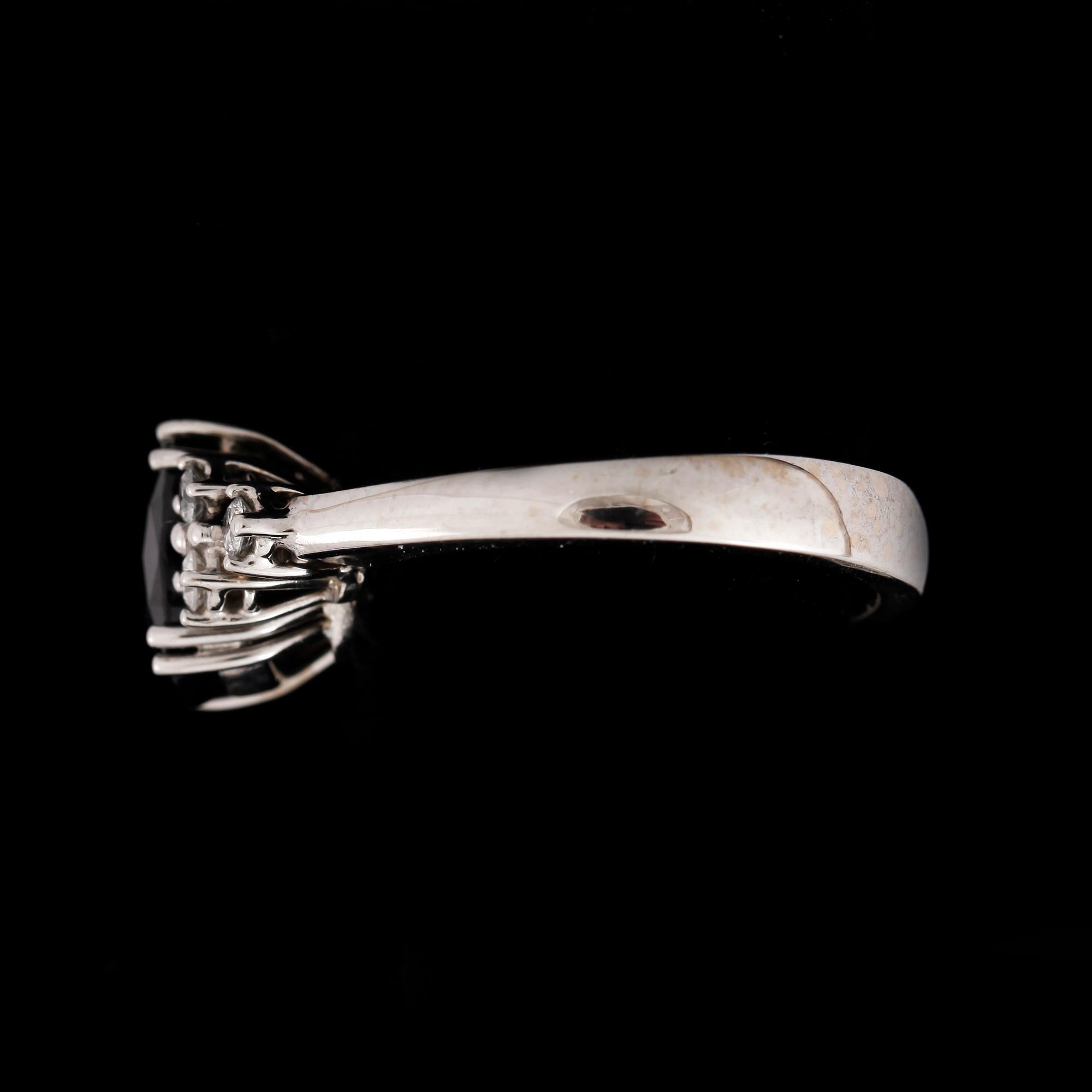RING, 18k vitguld med svart safir 3,84ct och diamanter tot 0,21ct. Vikt ca 6,73 gram.
