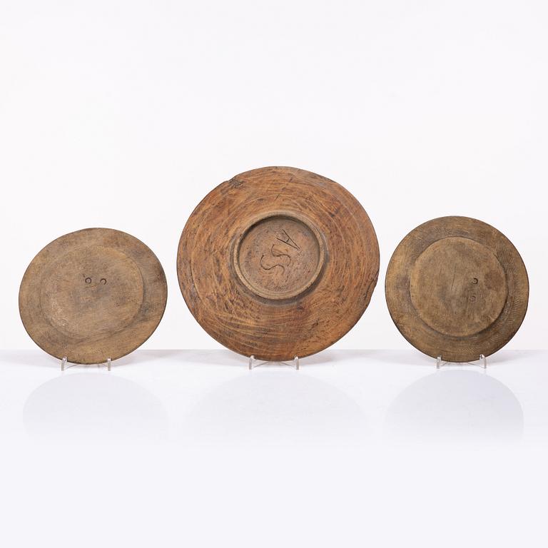 Tallrikar, ett par, samt ett fat, allmoge, 1800-tal.