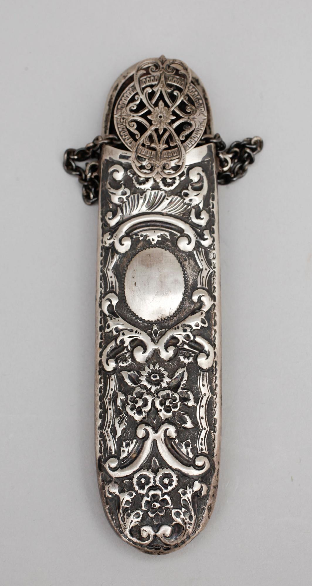 PARTI ACESSOARER och BRUKSSFÖREMÅL, 12 delar, bl a silver, tot vikt ca 90 gram, 1800-1900-tal.