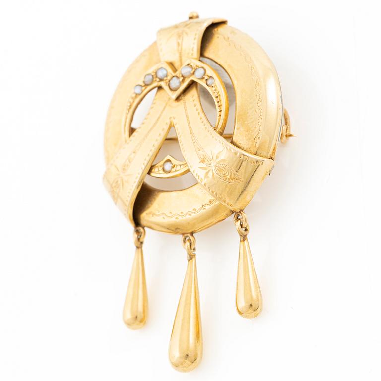 18K gold brooch with small pearls.