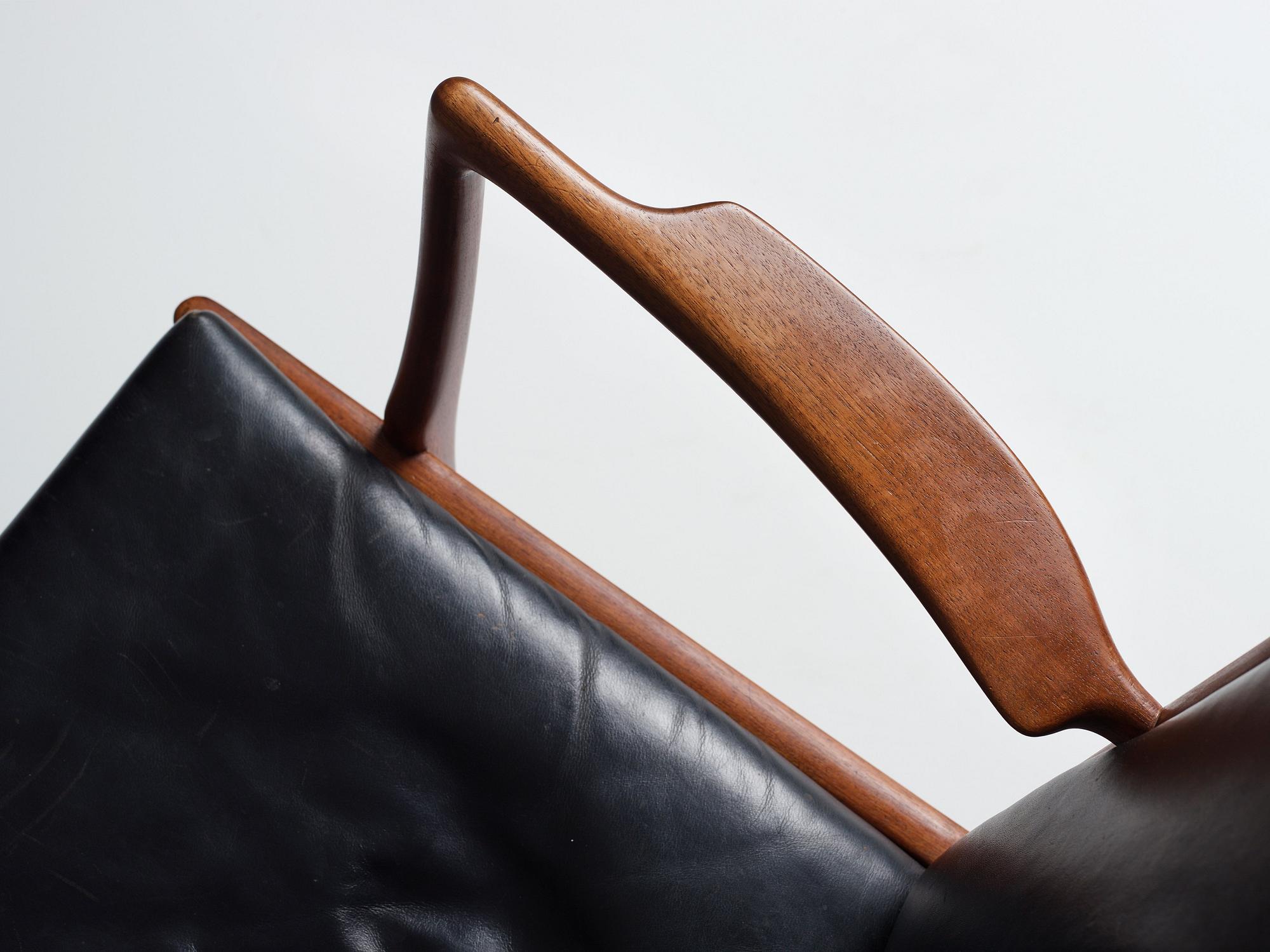 Hans J. Wegner, a pair of "AP16" teak and black leather armchairs, AP-stolen, Denmark 1950-60´s.