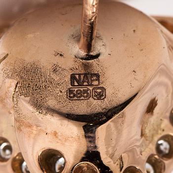 Korvakorut, 14K ruusukultaa ja briljanttihiottuja timantteja.