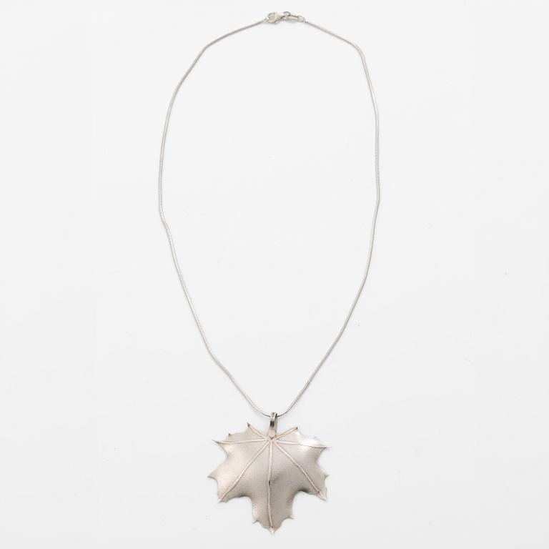 Caroline Lindholm, Pendant with chain, silver, in the form of maple leave.