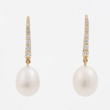 Earrings in 18K gold with cultured pearls and round brilliant-cut diamonds.