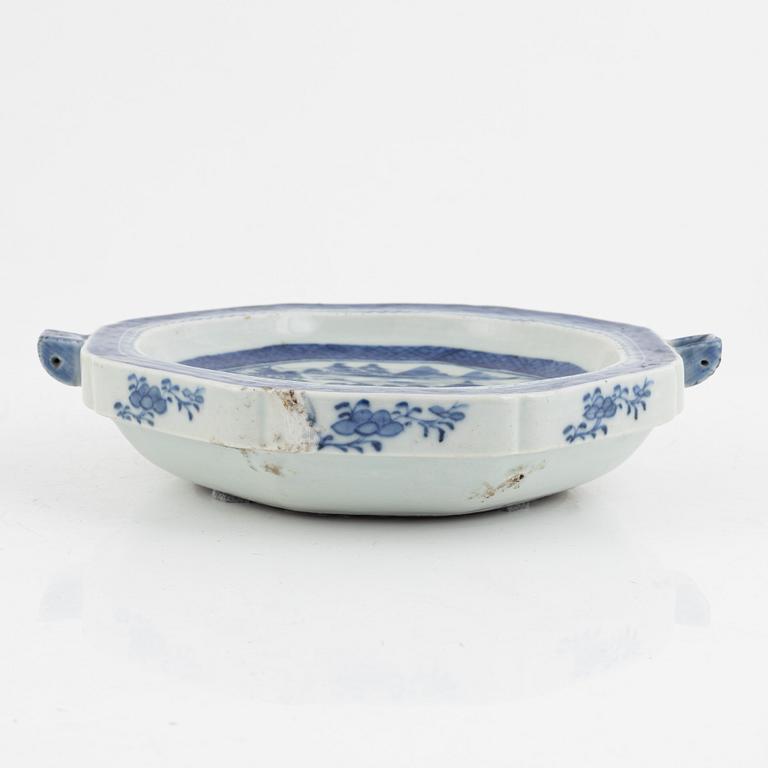 A group of three Chinese porcelain dishes, Qing dynasty, 18th and 19th century.