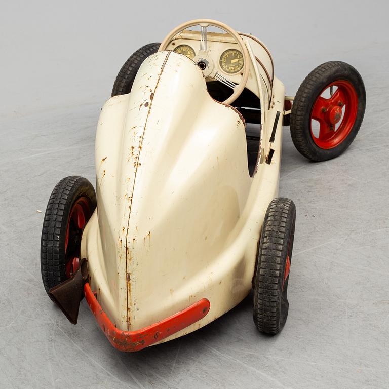 A Austin pathfinder pedal car, ca 1949.