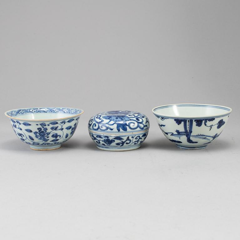 Two blue and white bowls and a box with cover, Ming dynasty (1368-1644).