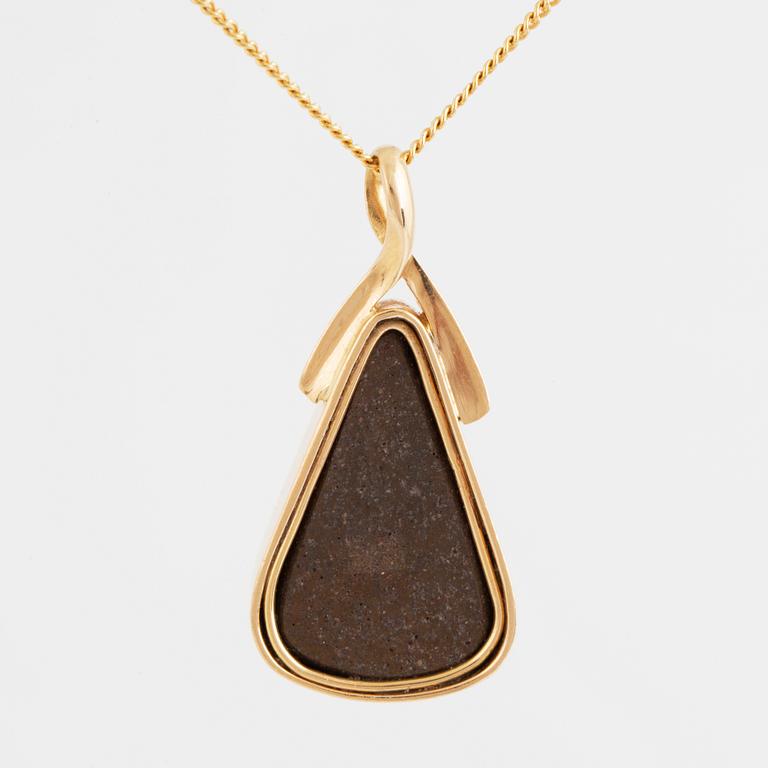 HÄNGE, 18K guld, opal och små briljantslipade diamanter.