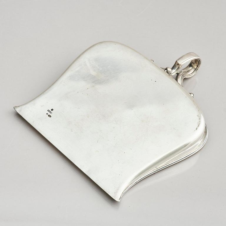 A Fabergé silver table crumber, mark of workmaster Julius Rappoport, St. Petersburg (1883 - 1899).