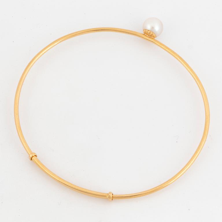 18K gold and pearl bangle.