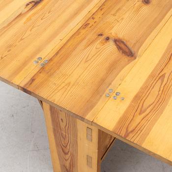 A pine gateleg table, 19th Century.