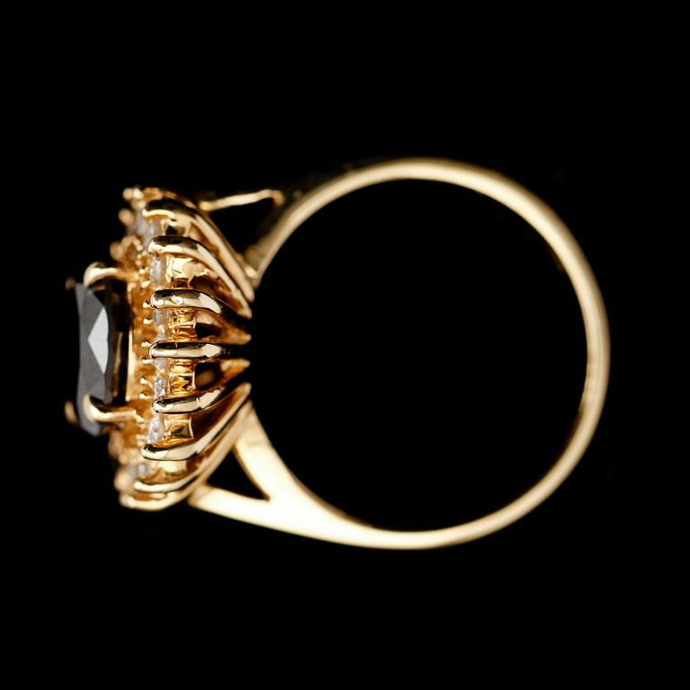 RING, 14 k guld, svart diamant ca 2.30 ct , briljantslipade diamanter tot ca 0.36 ct.