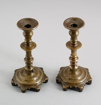 LJUSSTAKAR, 1 par, mässing, 1600-/1700-tal.
