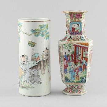 VASER, 2 st, porslin, Kina, 1900-tal.