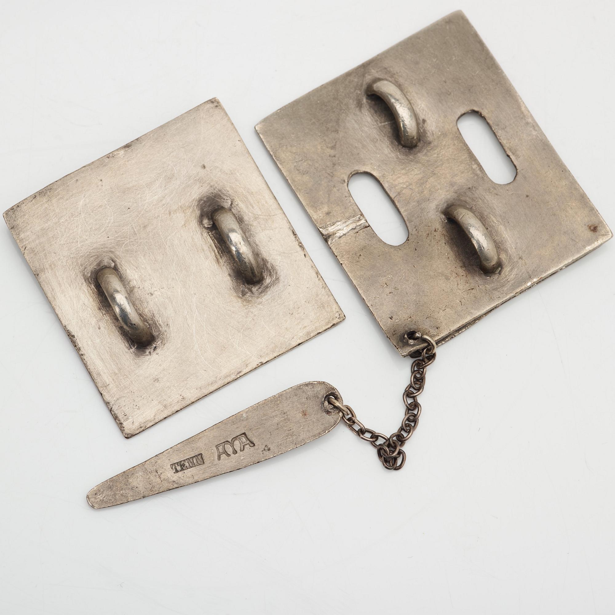 Firma Svenskt Tenn, bl.a., 13 olika knappar, 2 par örhängen och brosch, 1940-50-tal.
