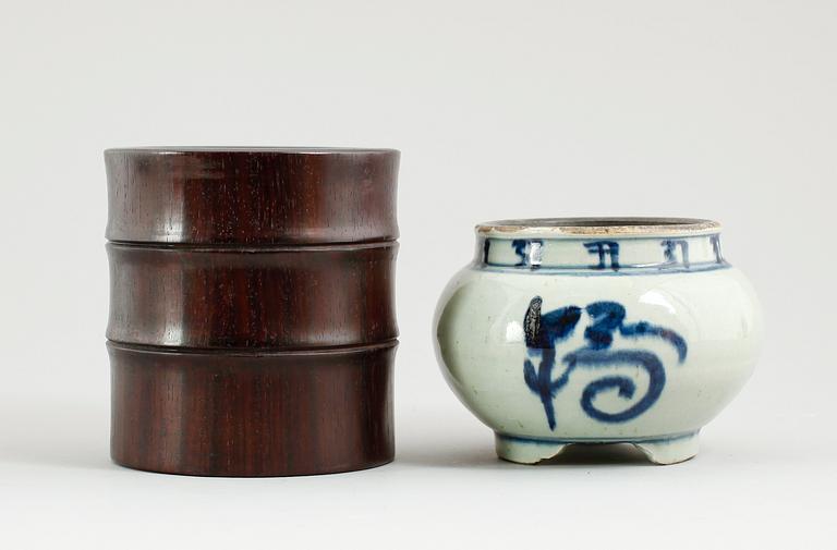 SOCKEL OCH VAS, keramik och trä, Kina, 1900-/2000-tal.