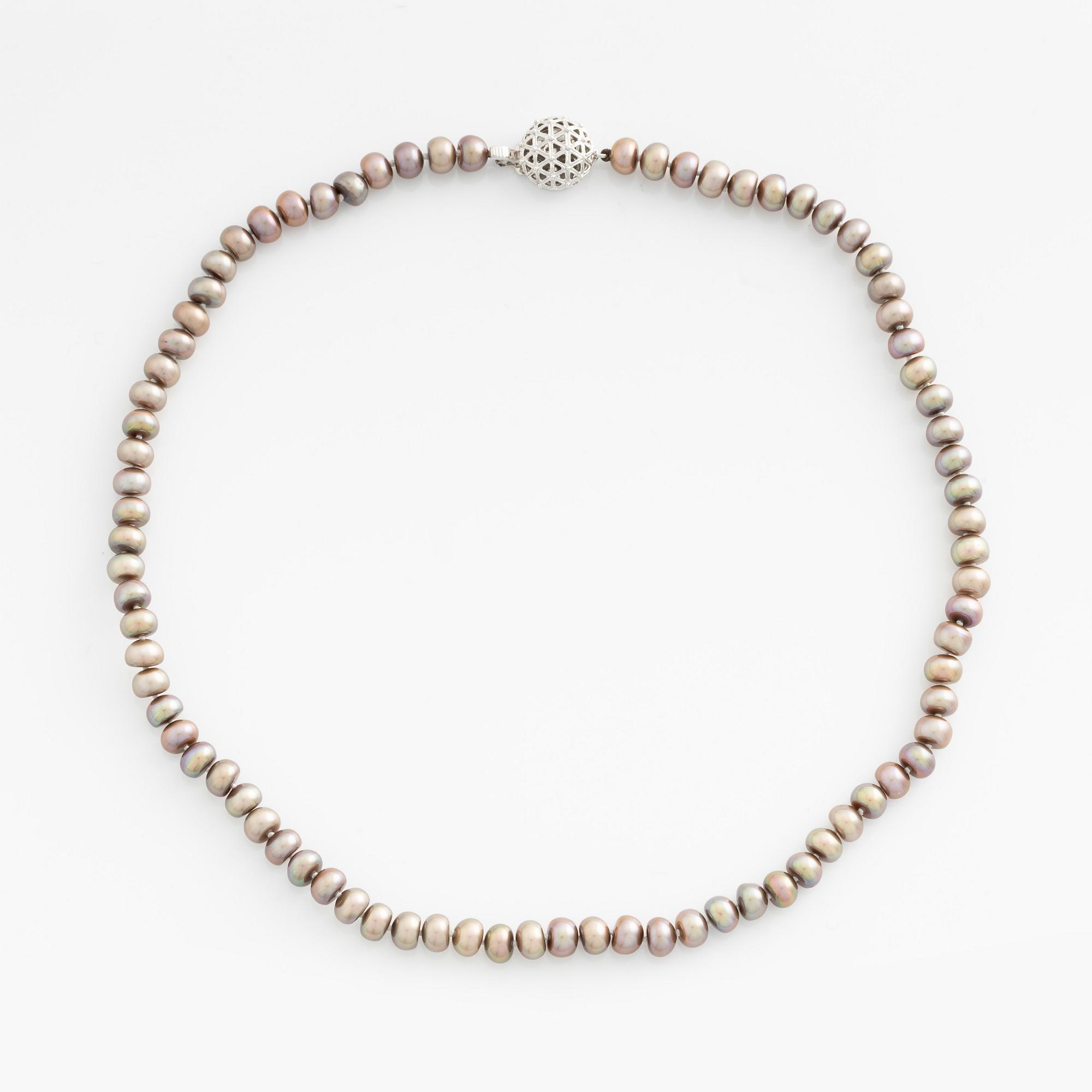 Pearl necklace with cultured freshwater pearls, silver clasp.