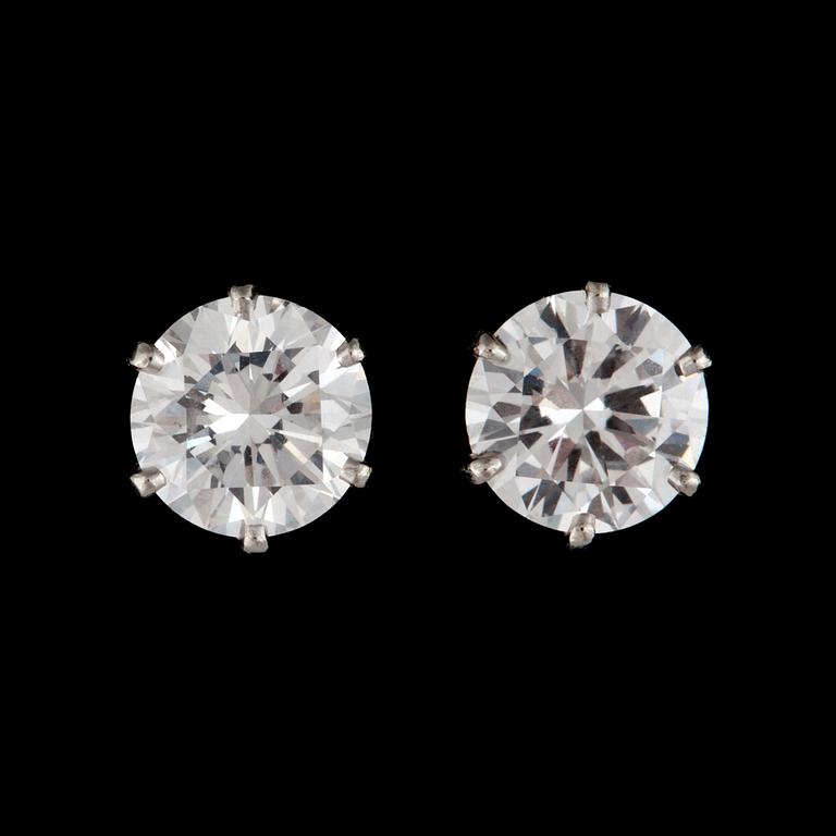 A pair of diamond earstuds. Total carat weight circa 1.20 cts. Quality circa G/VS.