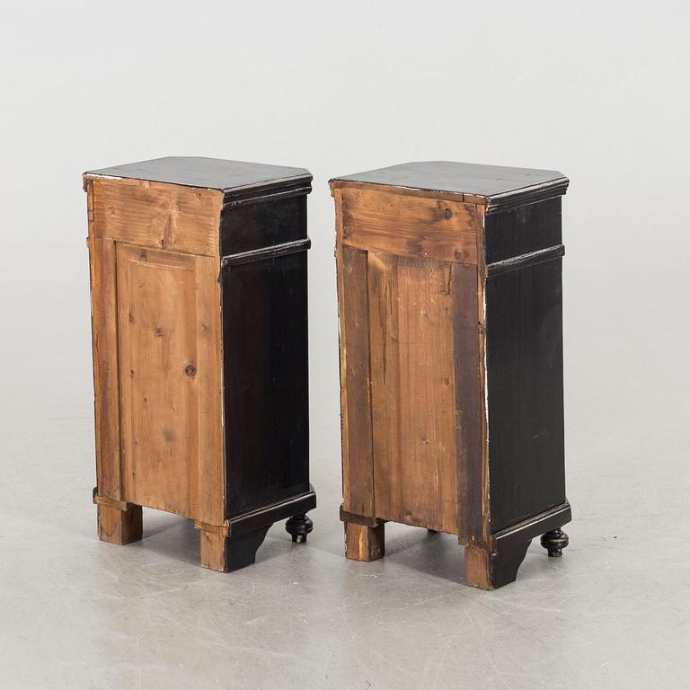 A PAIR OF NIGHT STANDS EARLY 20TH CENTURY.