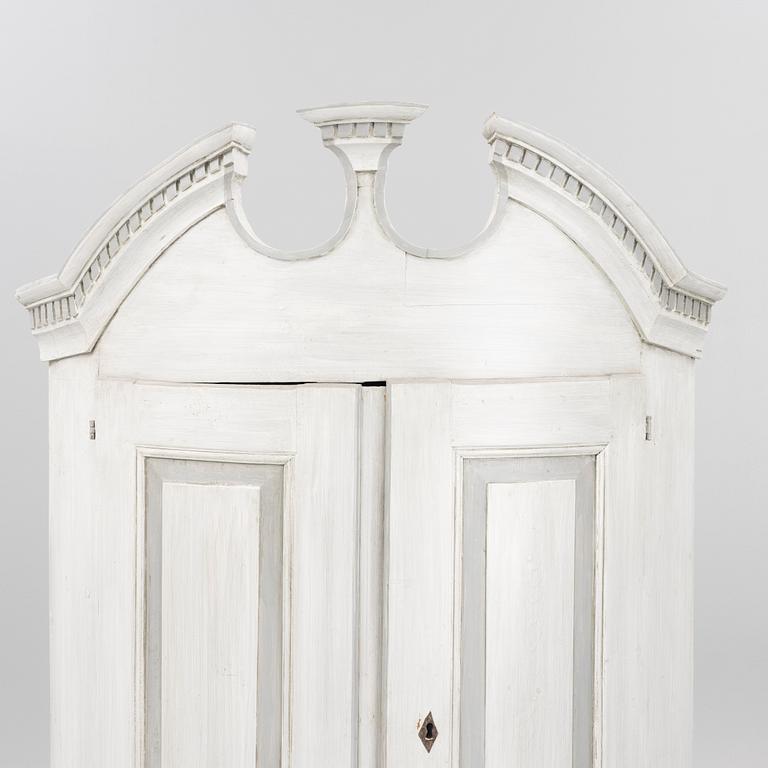 Corner cabinet, 18th century.