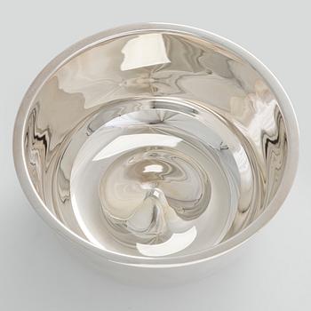 A silver punch bowl with ladle and six beakers, Auran Kultaseppä, Turku 1975-76. In original wooden box.