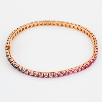 TENNISARMBAND, med multifärgade runda fasettslipade safirer.
